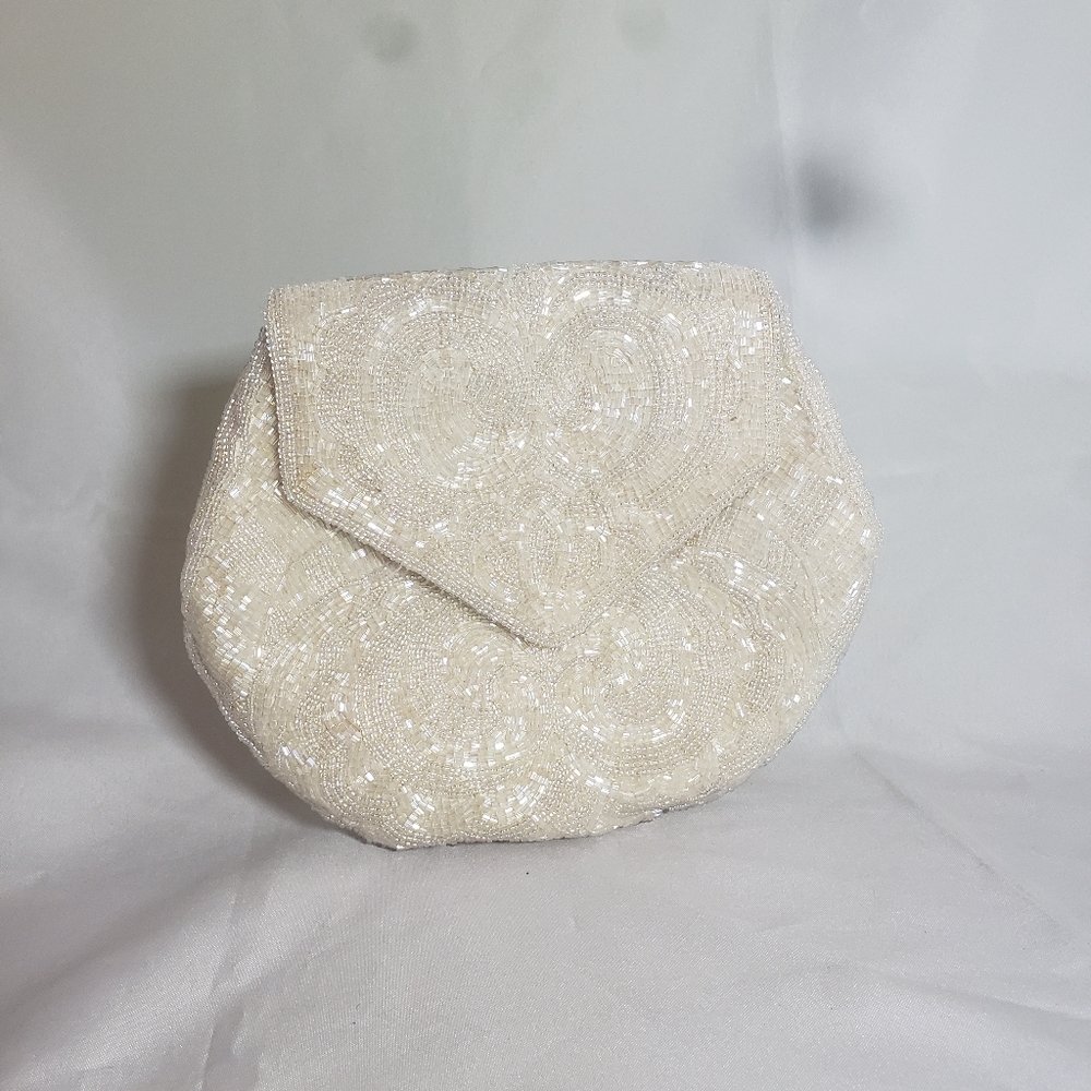 White vintage La Regale seed bead clutch purse with magnetic clasp